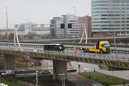 Bestelbusje gekanteld door storm Corrie op de A5 bij Amsterdam