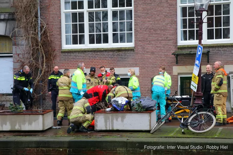 Persoon te water langs Lauriergracht in Amsterdam