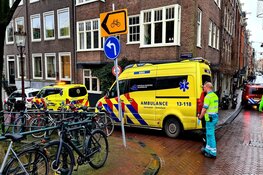 Persoon te water langs Lauriergracht in Amsterdam