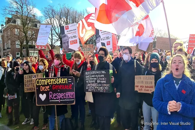 Studenten verzamelen op het Museumplein voor protest