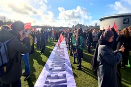 Studenten verzamelen op het Museumplein voor protest