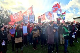 Studenten verzamelen op het Museumplein voor protest