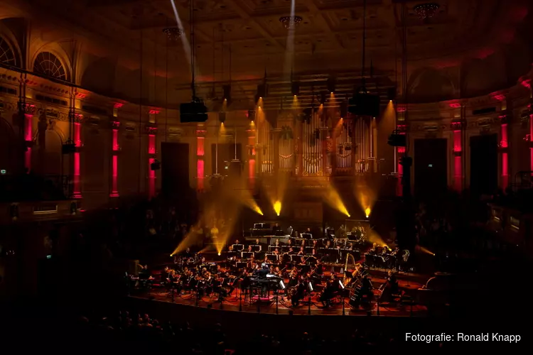 Maestro-winnaar sor start eigen orkest en treedt op in Het Concertgebouw