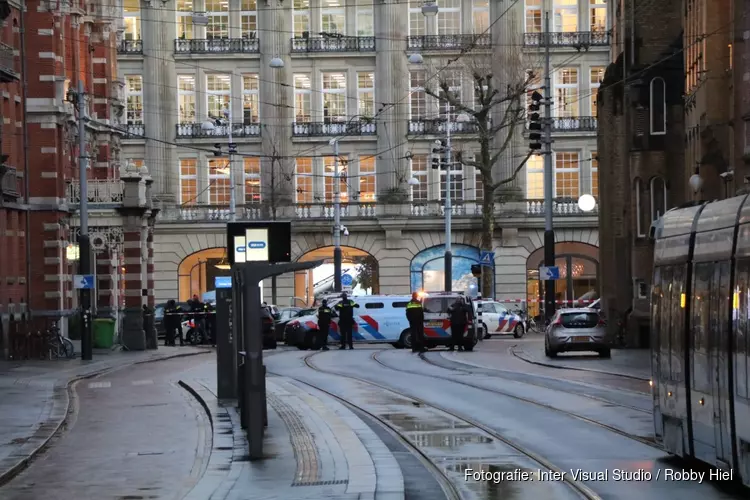 Politie massaal naar Leidseplein na melding overval en gijzeling
