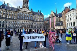 Demonstraten tegen oorlog in Oekraïne komen bijeen op de Dam, zondag solidariteitsactie