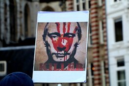 Demonstraten tegen oorlog in Oekraïne komen bijeen op de Dam, zondag solidariteitsactie