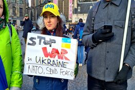 Demonstraten tegen oorlog in Oekraïne komen bijeen op de Dam, zondag solidariteitsactie