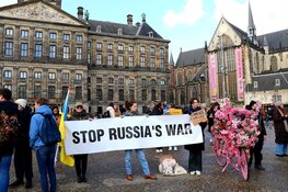 Demonstraten tegen oorlog in Oekraïne komen bijeen op de Dam, zondag solidariteitsactie