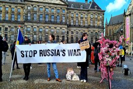 Demonstraten tegen oorlog in Oekraïne komen bijeen op de Dam, zondag solidariteitsactie