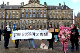 Demonstraten tegen oorlog in Oekraïne komen bijeen op de Dam, zondag solidariteitsactie
