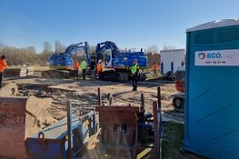 Actievoerders maken zichzelf vast aan graafmachines