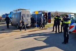 Actievoerders maken zichzelf vast aan graafmachines
