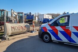 Actievoerders maken zichzelf vast aan graafmachines
