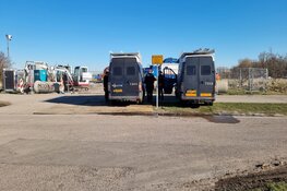 Actievoerders maken zichzelf vast aan graafmachines