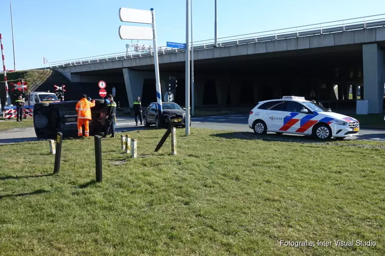 Auto op z&#39;n kant in Amsterdam-Westhaven