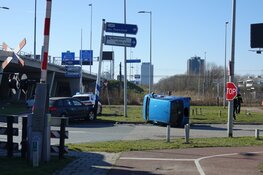 Auto op z&#39;n kant in Amsterdam-Westhaven