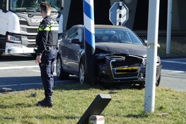 Auto op z&#39;n kant in Amsterdam-Westhaven