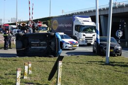 Auto op z&#39;n kant in Amsterdam-Westhaven