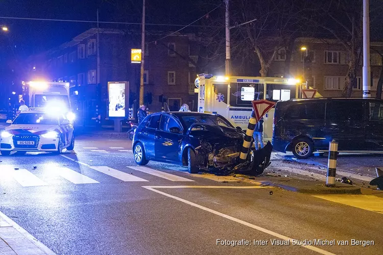 Meerdere gewonden bij ongeval tussen taxi en personenwagen in Amsterdam