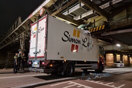 Treinverkeer stilgelegd vanwege vrachtwagen tegen spoorbrug