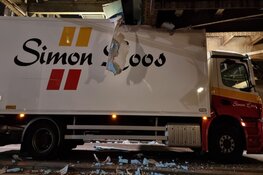 Treinverkeer stilgelegd vanwege vrachtwagen tegen spoorbrug