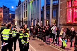Demonstratie bij De Balie, tramverkeer omgeleid