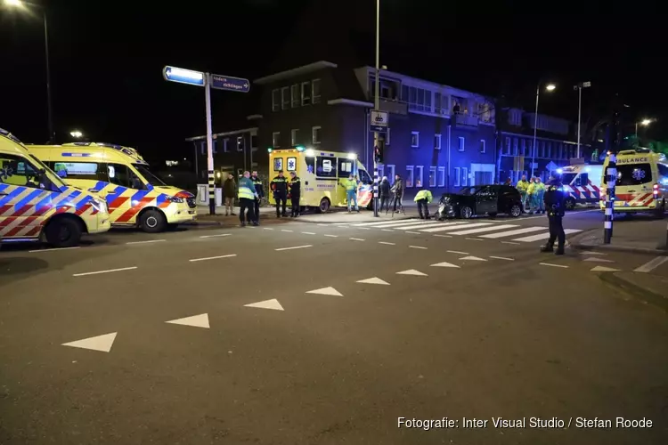 Aanrijding tussen auto en taxi, meerdere gewonden
