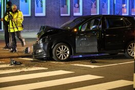 Aanrijding tussen auto en taxi, meerdere gewonden