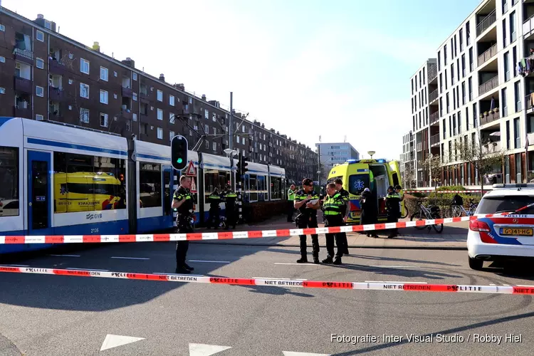 Aanrijding tussen tram en scooterrijder in Amsterdam
