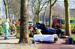 Auto belandt op de kop in Amsterdam