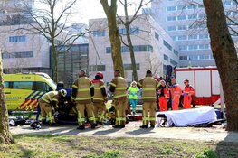 Auto belandt op de kop in Amsterdam