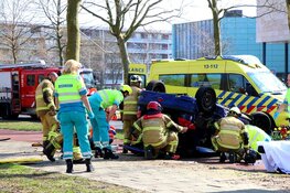 Auto belandt op de kop in Amsterdam