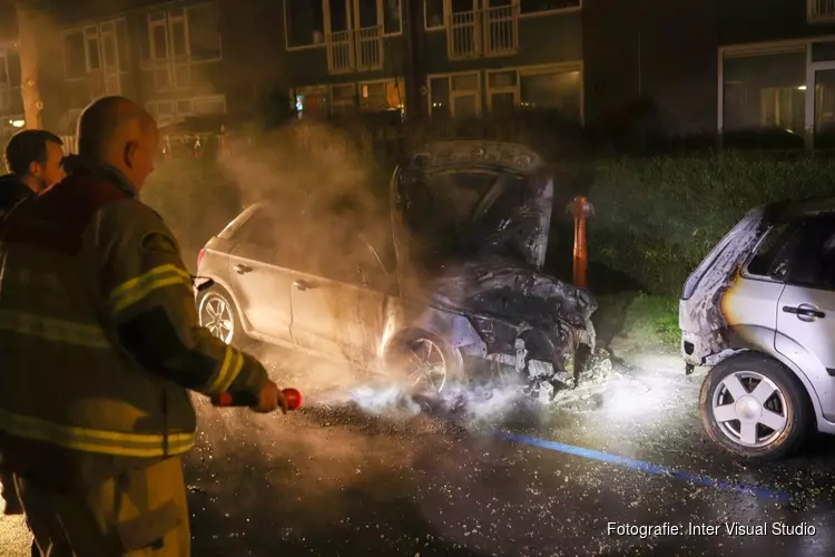 Twee auto&#39;s door brand verwoest in West
