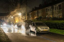 Twee auto&#39;s door brand verwoest in West