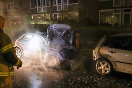 Twee auto&#39;s door brand verwoest in West