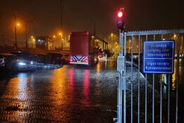 Sneeuwval en harde noordoostenwind zorgen voor wateroverlast in Volendam en Amsterdam