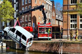 Busje met negen inzittenden gracht ingereden in Amsterdam-Centrum
