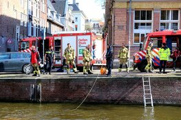 Busje met negen inzittenden gracht ingereden in Amsterdam-Centrum