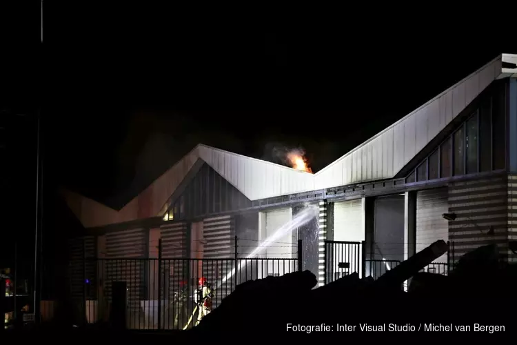 Flinke brand bij afvalpunt in Amsterdam-Noord