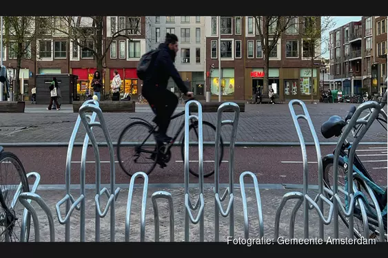 Binnenshuis Luchtvaartmaatschappijen sla Een echt Amsterdams fietsenrek - Amsterdamsdagblad.nl