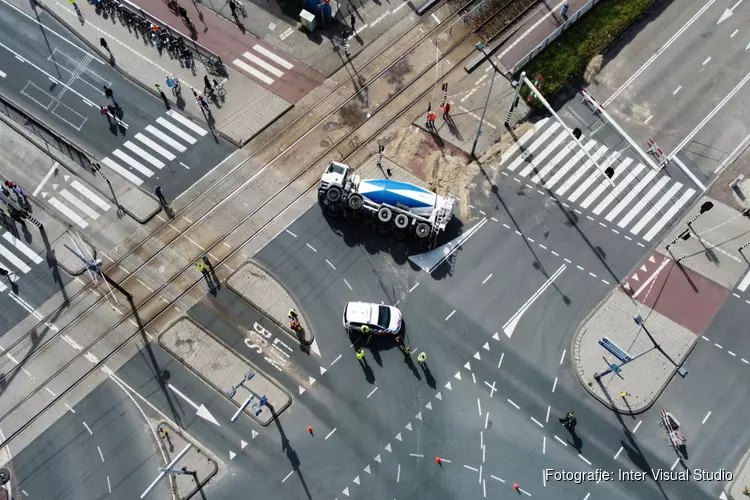 Betonwagen kantelt in bocht op de Zuiderzeeweg