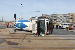 Betonwagen kantelt in bocht op de Zuiderzeeweg