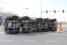 Betonwagen kantelt in bocht op de Zuiderzeeweg