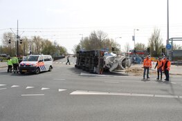 Betonwagen kantelt in bocht op de Zuiderzeeweg