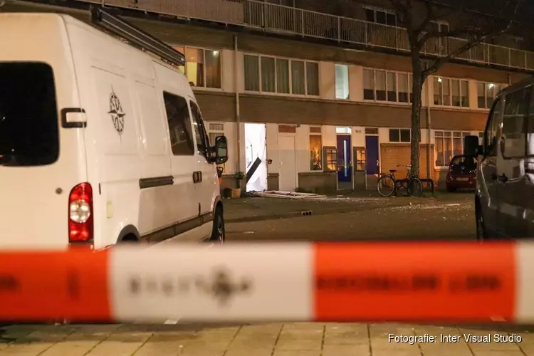 Explosie in Amsterdam-Noord, voordeur eruit geslagen