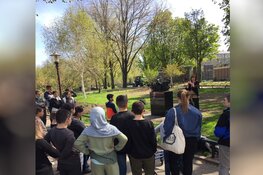 Leerlingen Kentalis Signis herdenken dove, Joodse slachtoffers bij monument ‘De wereld bleef doof’