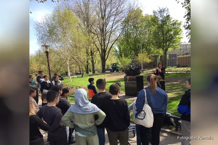 Leerlingen Kentalis Signis herdenken dove, Joodse slachtoffers bij monument ‘De wereld bleef doof’