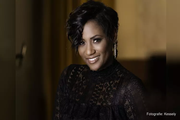 Edsilia Rombley special guest bij From Southeast With Love in Het Concertgebouw