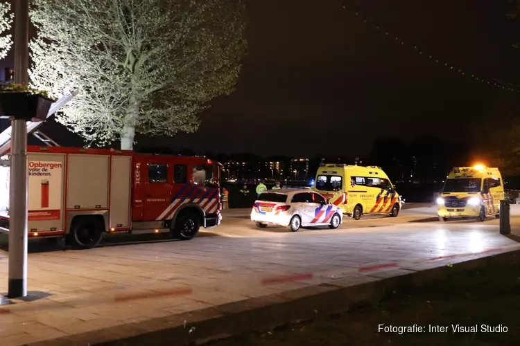 Duikers redden man uit het water in Amsterdam-Osdorp
