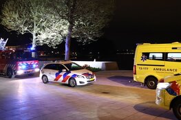 Duikers redden man uit het water in Amsterdam-Osdorp
